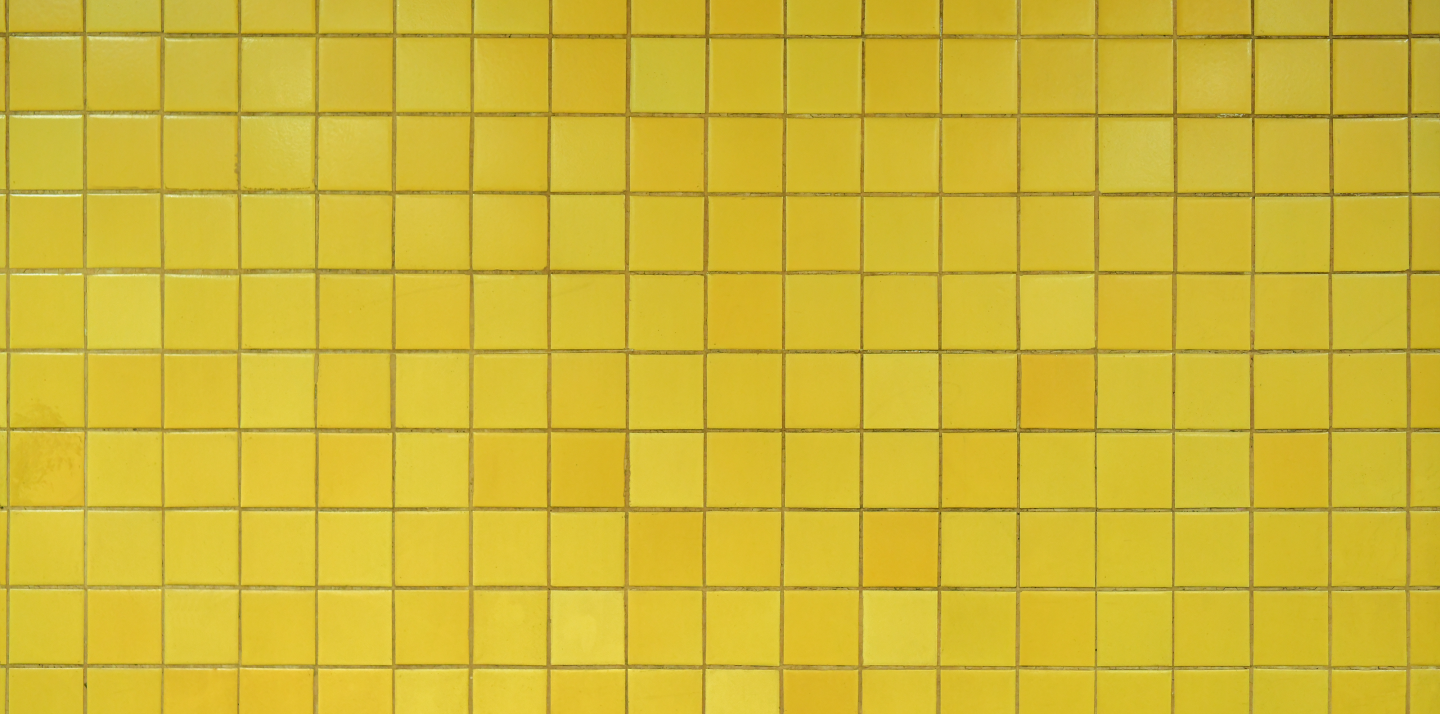 Gelbe Fliesen an der Wand des U-Bahnhof Zoologischer Garten