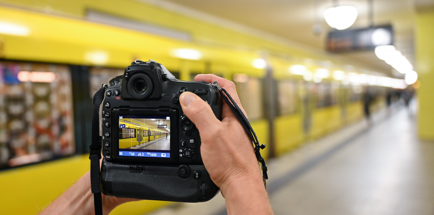 Fotograf fotografiert eine U-Bahn im U-Bahnhof