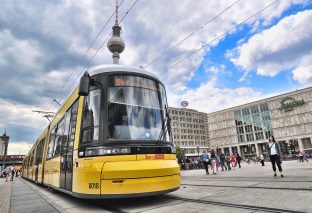 Flexity-Straßenbahn am Alexanderplatz