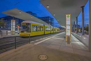 Flexity-Straßenbahn der Linie M8 am Hauptbahnhof