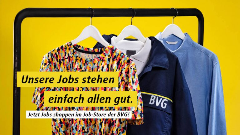 BVG-Dienstkleidung hängt an einem Kleiderständer. Text auf Bild lautet: 