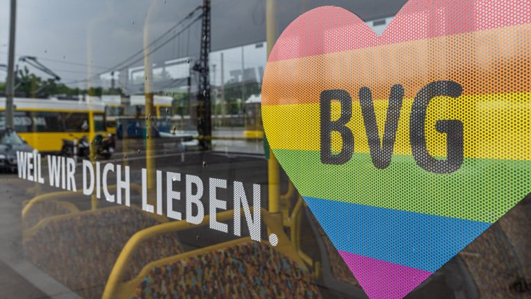 BVG unter dem Regenbogen